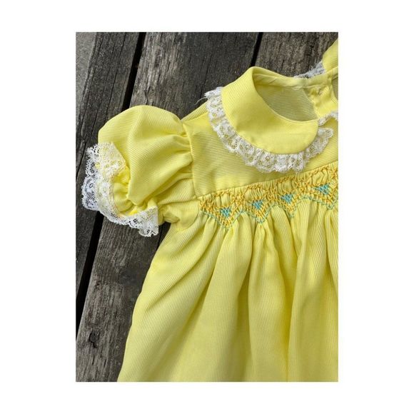Vintage | 50s Yellow Party Dress Smocked Peter Pan Collar Puff Sleeve Lace Trim - Picture 3 of 8